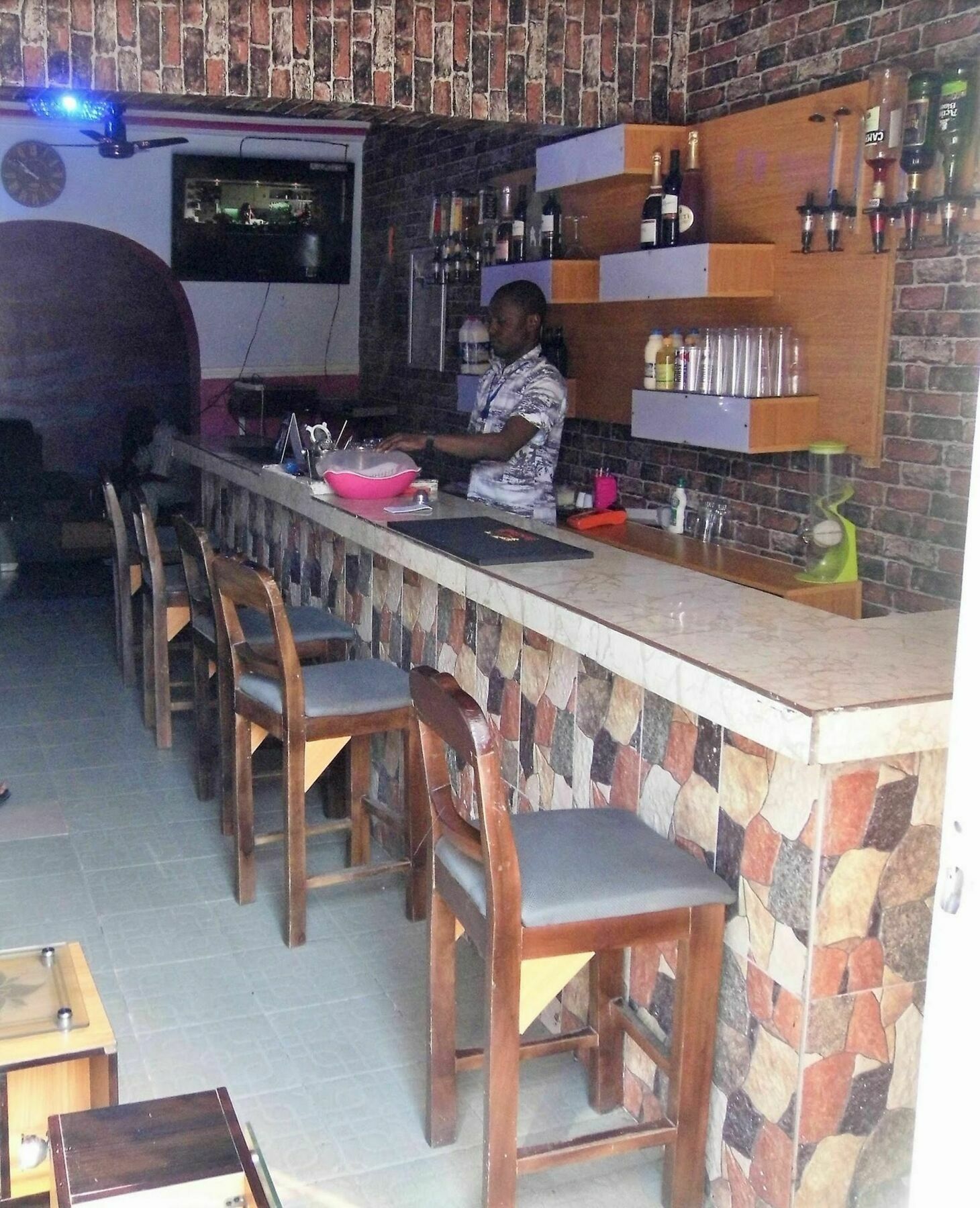 Legendary Inn & Lounge Bale Akiosi ภายนอก รูปภาพ